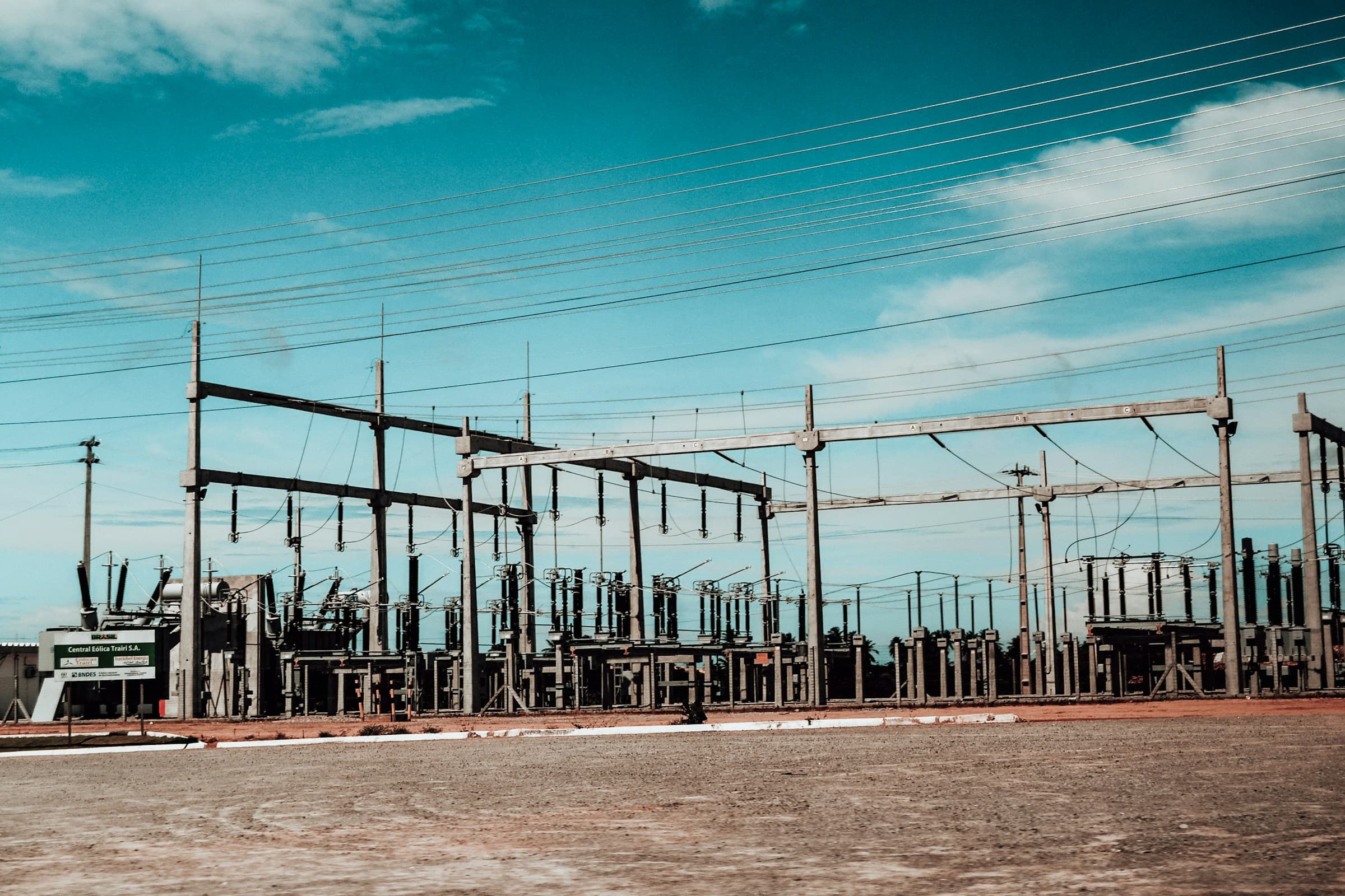 Yüksek gerilim ekipmanları bulunan elektrik şalt sahası