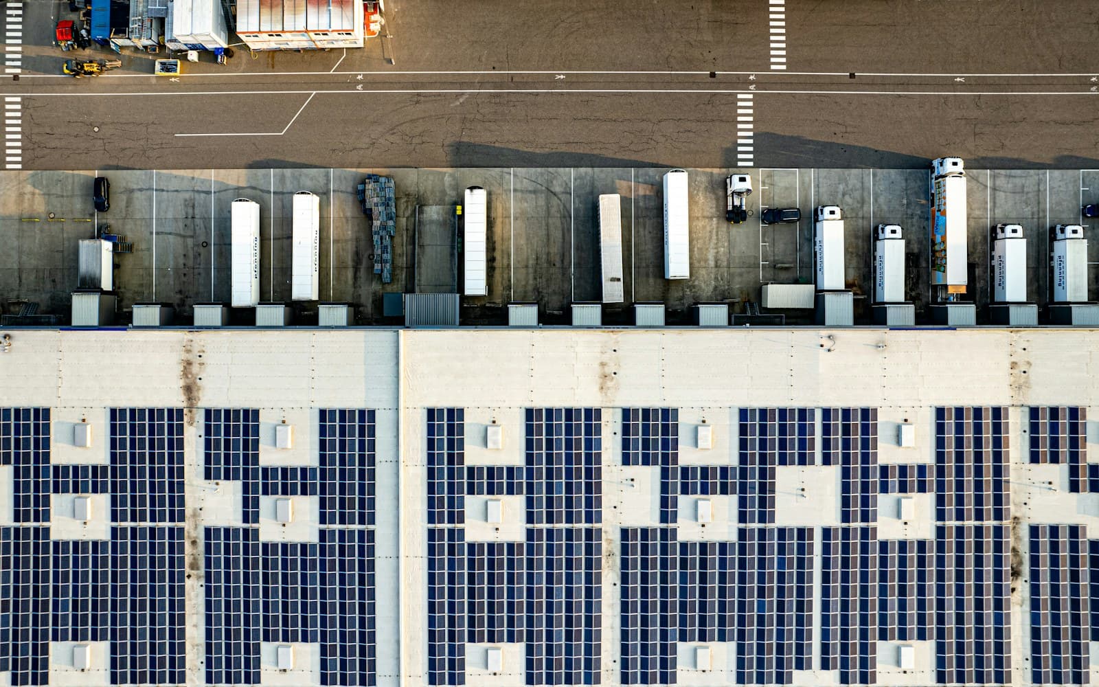 Solar enerji sistemlerini temsil eden cati uzeri gunes panellerinin havadan gorunumu