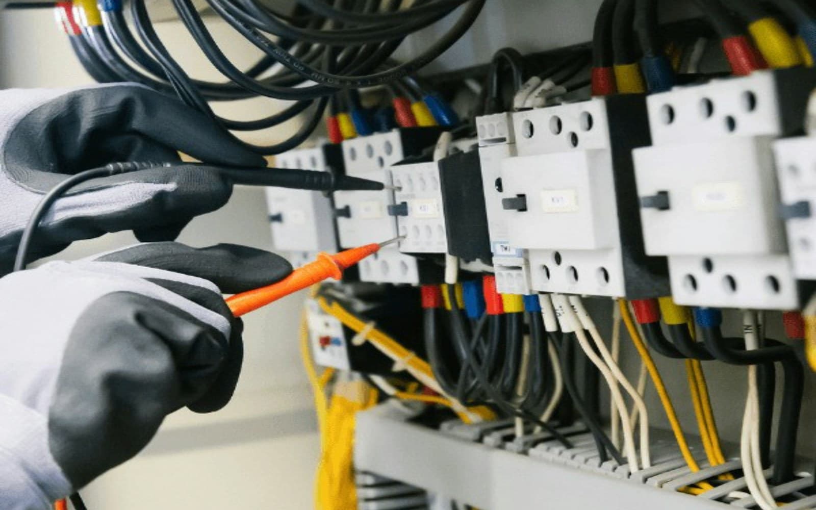 Topraklama olcumunu temsil eden elektrik panosunda prob ile yapilan test