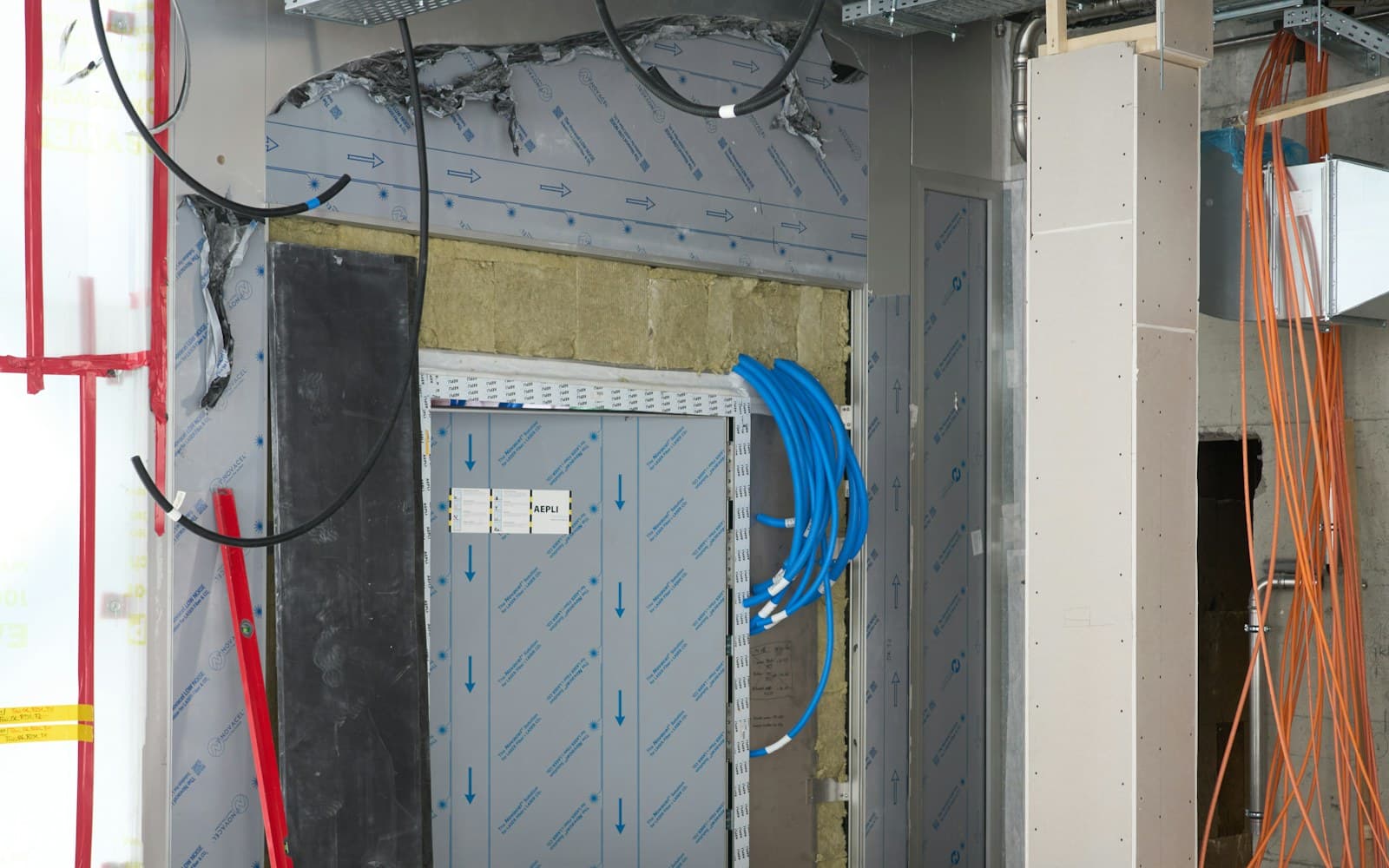Elektrik uygulama projesi surecini temsil eden saha ici kablolama ve pano altyapisi